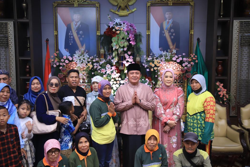Ribuan Masyarakat, Driver Ojol dan Petugas Kebersihan Ramai-ramai Hadiri Open House Gubernur Herman Deru