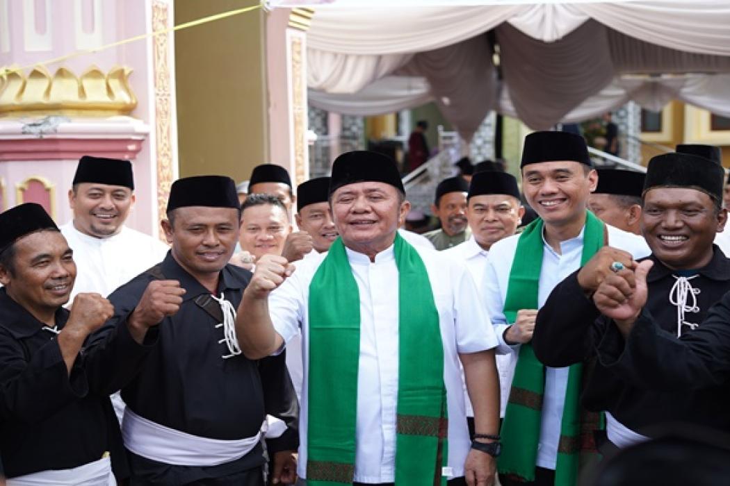 gubernur-sumsel-herman-deru-serahkan-bantuan-dan-umrohkan-imam-masjid-agung-al-huda-lempuing-oki