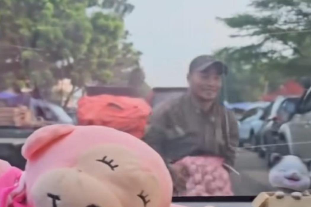 Viral Aksi Bajing Loncat di Pasar Induk Jakabaring Terekam Kamera Pengendara Mobil, Gasak Satu Karung Bawang