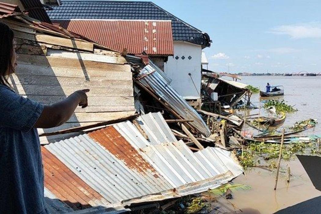 Kecelakaan di Perairan Sungai Musi, Rumah Warga dan Perahu Nelayan Hancur Dihantam Tongkang Batubara