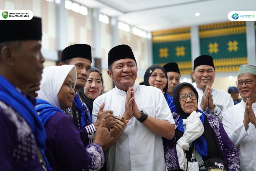 Lepas Jemaah Haji Kloter Pertama, Gubernur Herman Deru Minta Pendamping Haji Sumsel Berikan Layanan Sepenuh Hati
