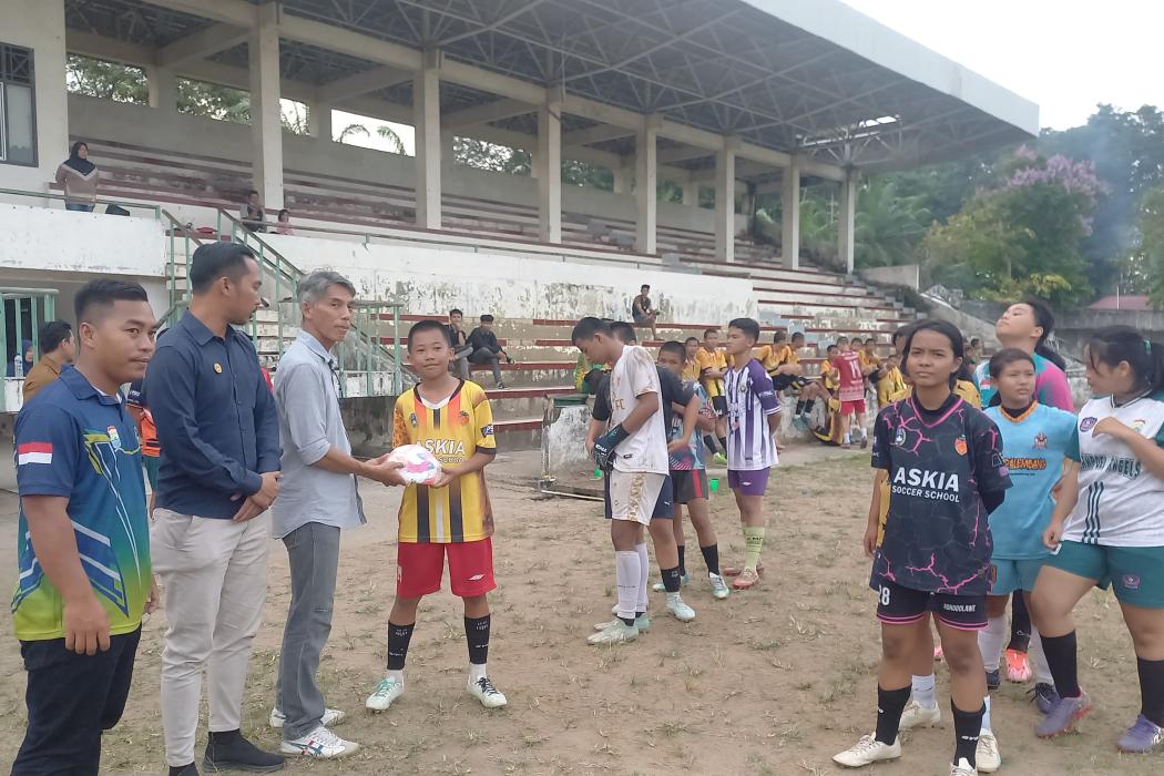 Komitmen Pembinaan Usia Dini, Askot PSSI Palembang Bagikan 50 Bola untuk 14 SSB di Kota Pempek