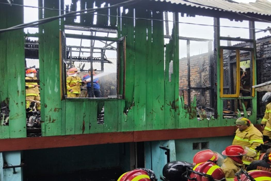 Ditinggal Jaga Warung, Satu Rumah di Jalan Sido Ing Lautan Palembang Ludes Terbakar