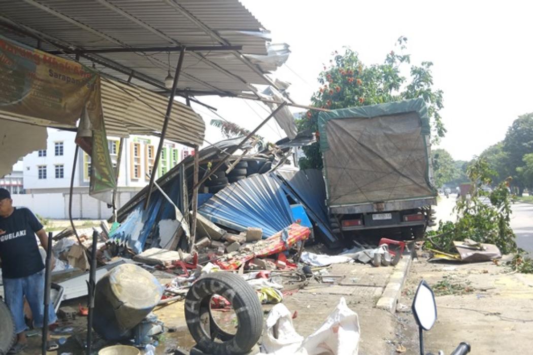 Tabrakan Beruntun di Musi 2 Palembang, Tiga Ruko dan Dua Kendaraan Rusak Berat Ditabrak Truk Tronton