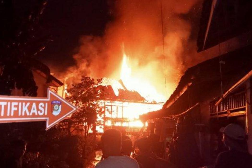 Satu Rumah Panggung di Kawasan Padat Penduduk Bukit Kecil Palembang Ludes Terbakar