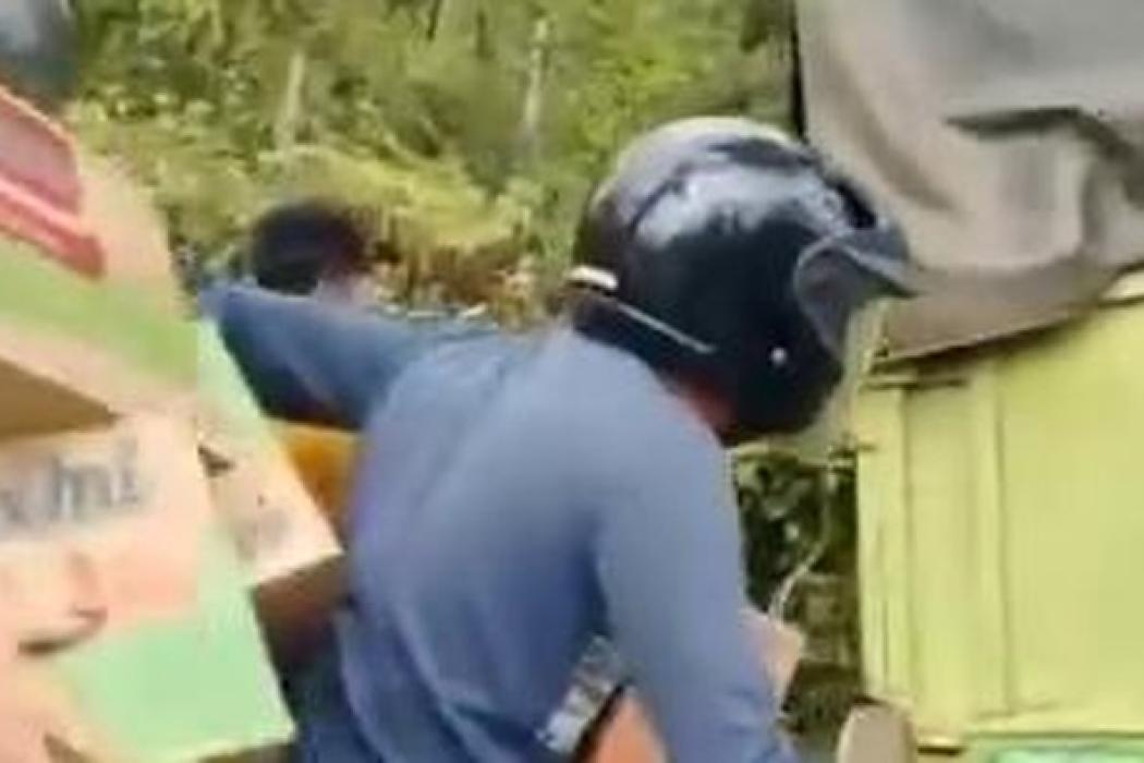 Miris, Warga Jarah Truk Bermuatan Mie Instan Alami Kecelakaan Tunggal di Banyuasin