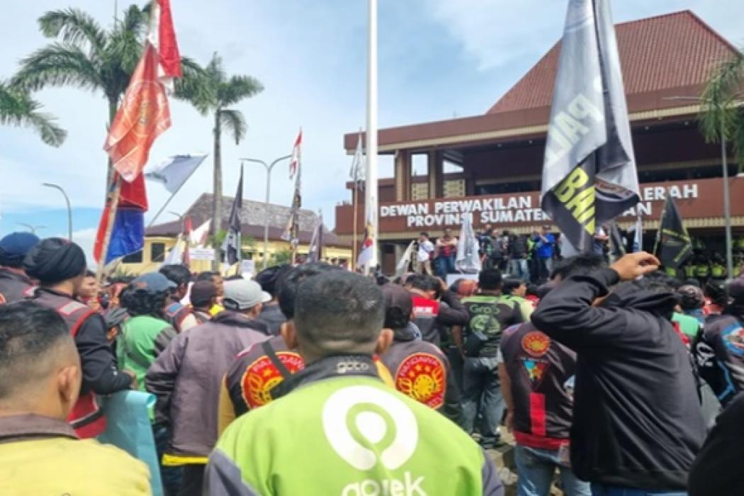 Ribuan Ojol Palembang Gelar Demo di Kantor DPRD, Ketua ADO Sumsel Geram Banyak Driver Masih Narik Penumpang: Pengkhianat