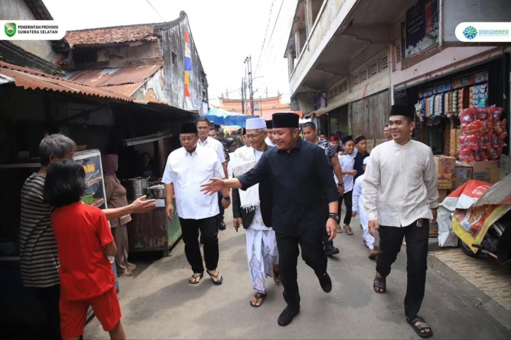 Gubernur Herman Deru Beri Sapi Qurban untuk Warga Saat Safari Jumat di Masjid Setia 10 Ulu Palembang