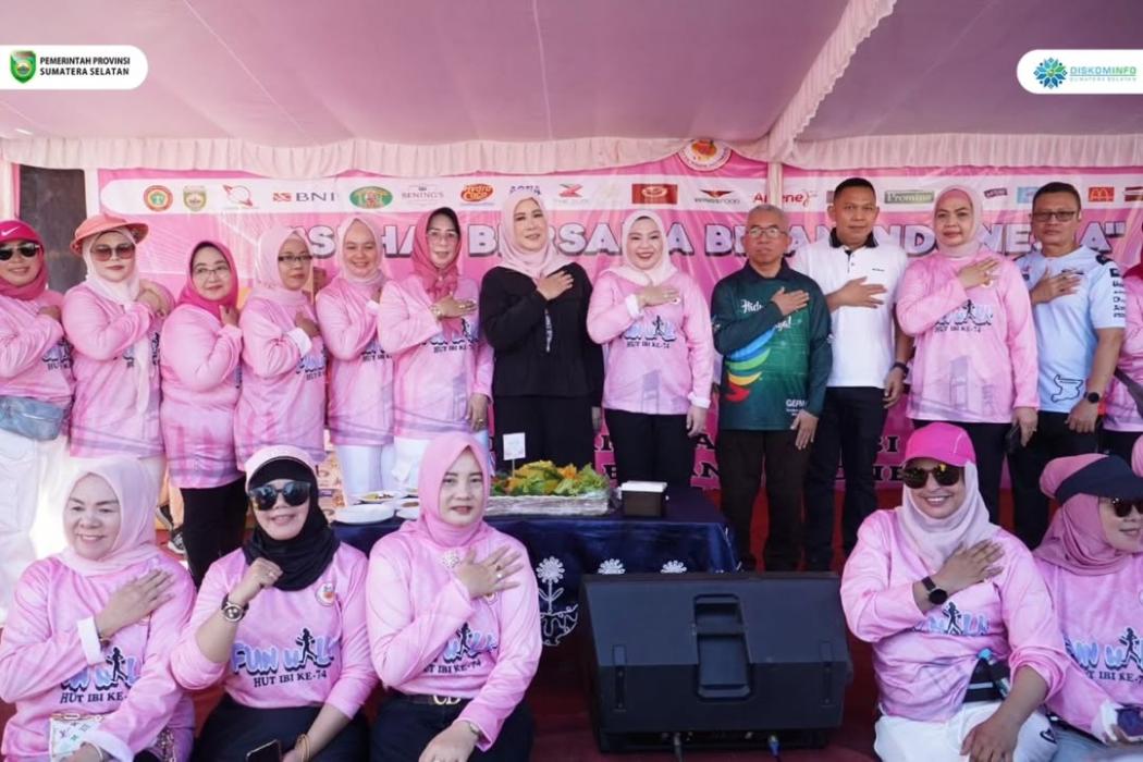 HUT IBI ke-74: Ketua TP PKK Sumsel Hj Feby Deru Ikuti Fun Walk bersama 1800 Bidan
