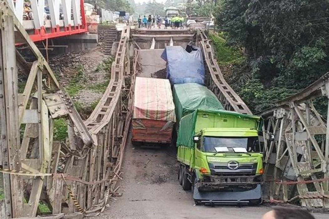 Jembatan Muara Lawai Lahat Ambruk, 4 Truk Terjebak 2 Sopir Terluka