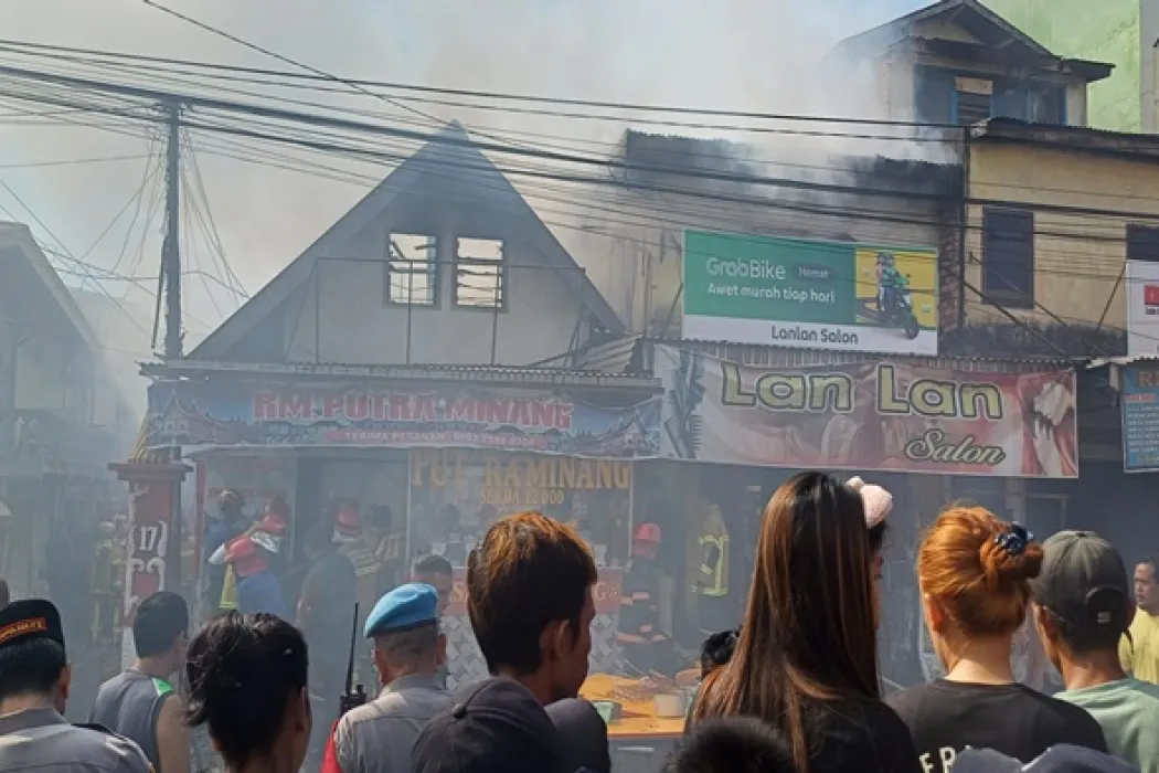 Kebakaran di Kawasan Pasar Lemabang Palembang, Salon dan Rumah Makan Padang Ludes Dilalap Api