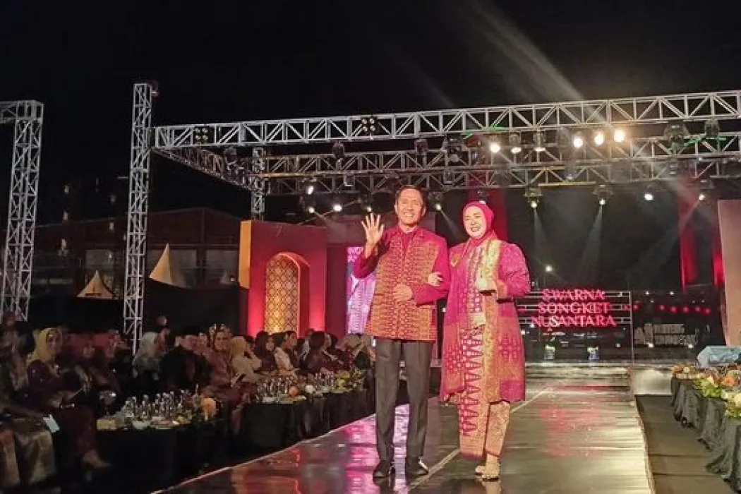 Ratu Dewa dan Istri Tampil Memukau di Swarna Songket 2025, Kenakan Songket Motif Bunga Tanjung