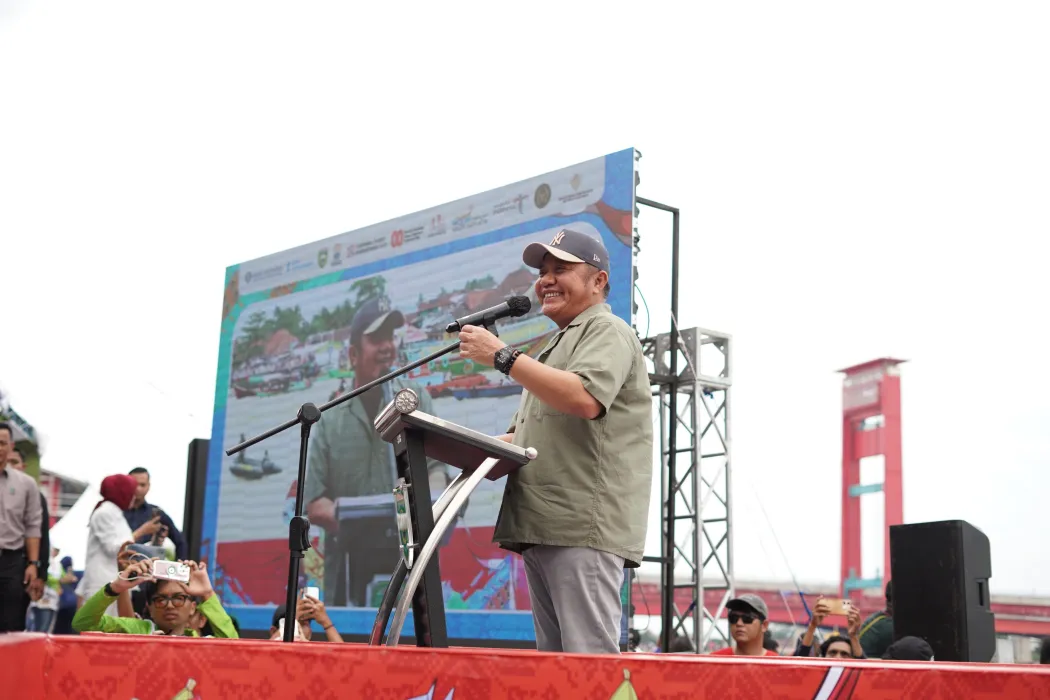 Herman Deru Lepas Laga Final Festival Perahu Bidar, Ajak Warga Lestarikan Budaya Sungai Musi