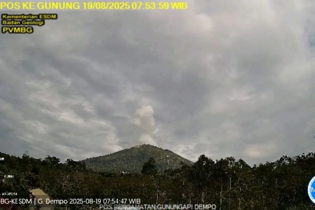 Gunung Api Dempo Pagar Alam Erupsi, Keluarkan Abu Vulkanik Setinggi 1.300 Meter