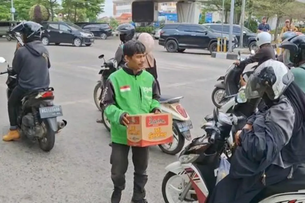 Driver Ojol di Palembang Turun ke Jalan Galang Donasi untuk Keluarga Affan Kurniawan