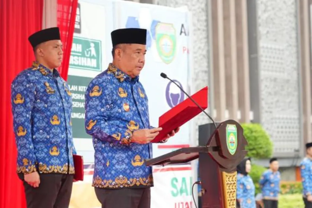 cik-ujang-ajak-asn-perkuat-loyalitas-dan-sinergi-saat-pimpin-apel-gabungan-pemprov