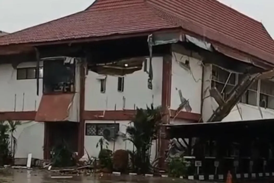 hujan-deras-disertai-angin-kencang-rusak-kantor-bapenda-sumsel