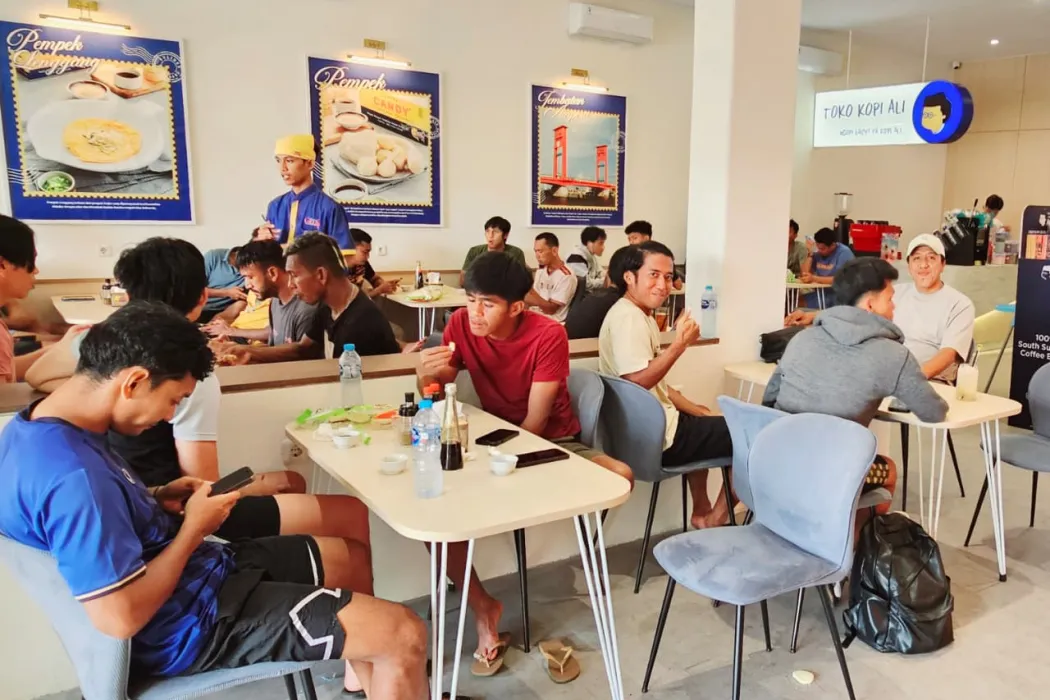 Semangati Para Pemain Jelang Lawan PSMS, Wakil Presiden Sriwijaya FC Traktir Penggawa Elang Andalas Sarapan Pagi